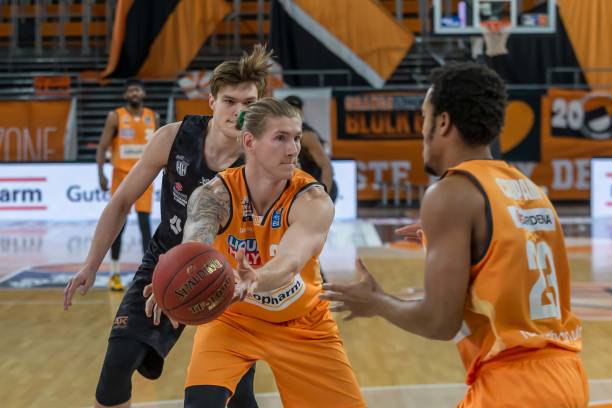 一举冲破 一举冲破