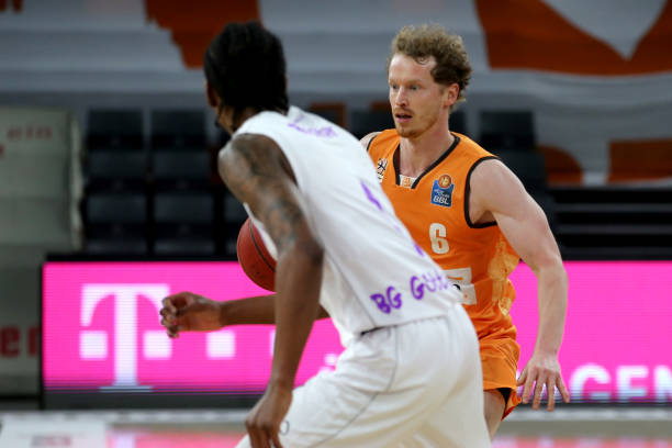 禁区外实施 禁区外实施